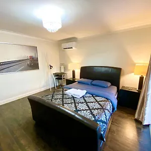 Guest house - Affordable With Smart Tv, Shared Kitchen, Montreal